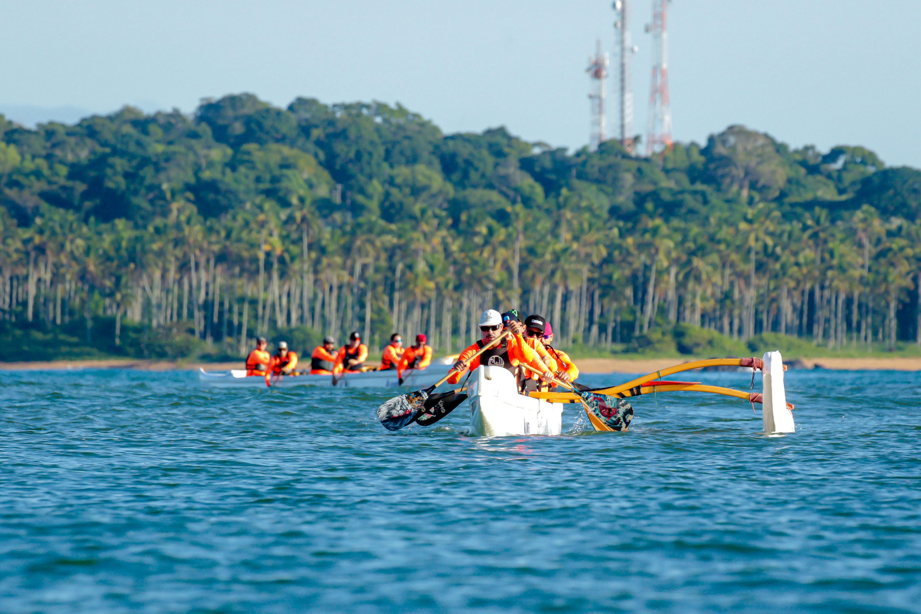 Treino de canoa havaiana no mar