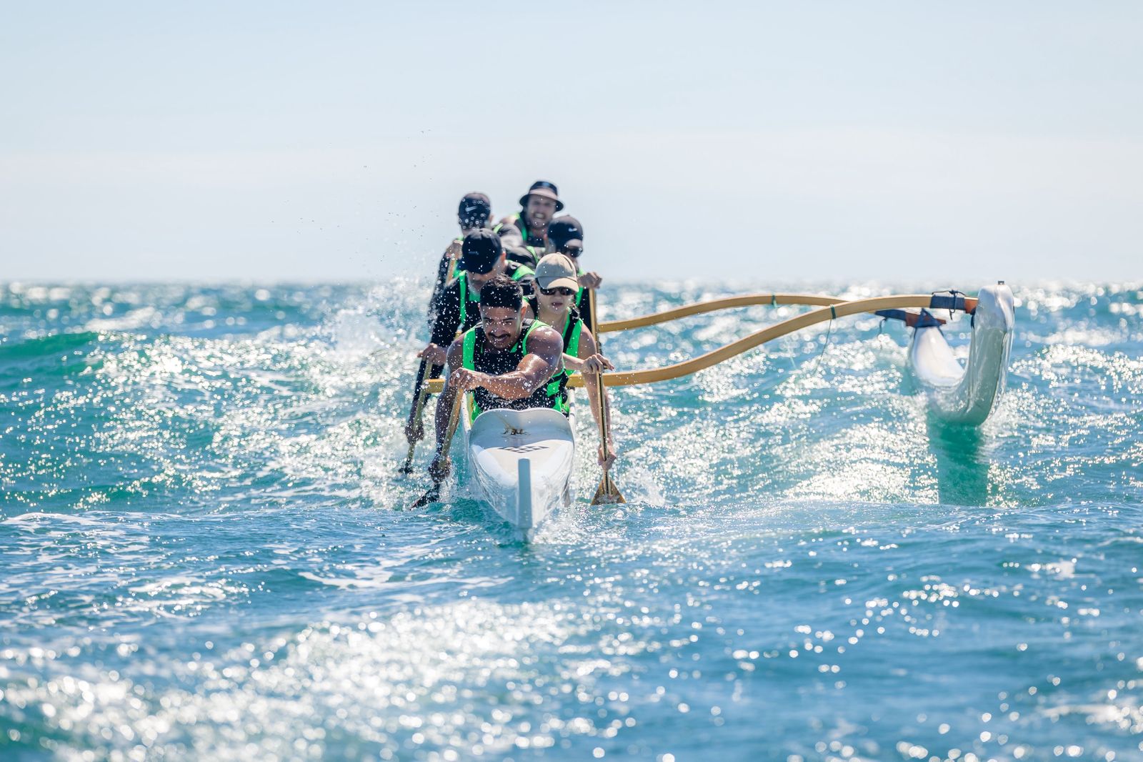 Equipe da Mana Kai preparando a canoa na praia